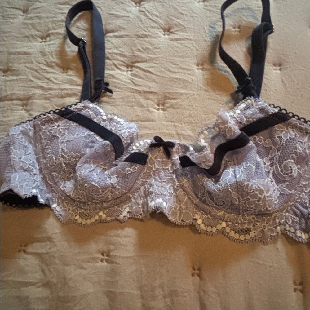 Elegant Lace Trim Bra in Black and White